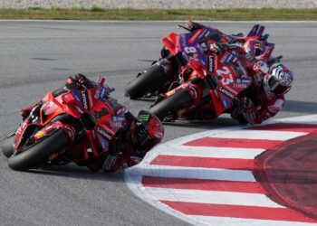 Francesco Bagnaia memimpin perlumbaan diekori  Enea Bastianini dan Jorge Martin dalam perlumbaan sprint Grand Prix Barcelona di Catalunya, hari ini. - AFP