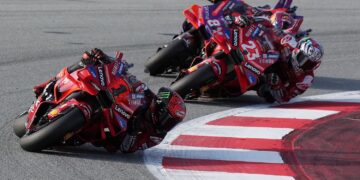 Francesco Bagnaia memimpin perlumbaan diekori  Enea Bastianini dan Jorge Martin dalam perlumbaan sprint Grand Prix Barcelona di Catalunya, hari ini. - AFP