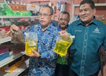 ABDUL FATTAH  Abdullah menunjukkan produk yang dijual di kedai koperasi Kariah Masjid An Nur, Kuala Krau, Temerloh. {ahang semalam. UTUSAN/ SALEHUDIN MAT RASAD