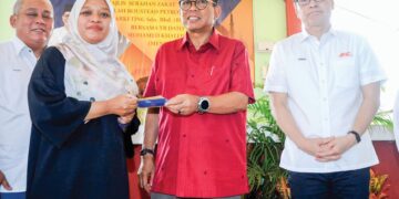 MOHAMED KHALED Nordin dan Azizul Azily Ahmad (kanan) bersama penerima Zakat Wakalah Boustead Petroleum Marketing Sdn. Bhd. di Masjid Muhajirin, Masai, Pasir Gudang semalam.