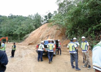 KEADAAN runtuhan  di Jalan Persekutuan FT185, Seksyen 42.7, Jalan Simpang Pulai-Blue Valley yang  menyebabkan laluan itu ditutup.