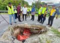 RAZALI Kassim (tiga dari kiri) meninjau keadaan jalan berlubang di Jalan Industri Semambu Tiga 
di Kuantan, Pahang, kelmarin.