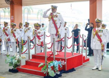 ZULHELMY Ithnain memberi tabik hormat kepada pasukan perbarisan pada Perbarisan Ulung Panglima TLDM Ke-19 di Kapal Diraja (KD) Pelandok, Pangkalan TLDM Lumut, Perak semalam. – UTUSAN/MUHAMAD NAZREEN SYAH MUSTHAFA