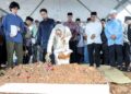 Na'imah Abdul Khalid menabur bunga di atas pusara suaminya di Tanah Perkuburan Islam Bukit Kiara, Kuala Lumpur, hari ini. - UTUSAN/FARIZ RUSADIO