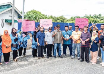 WAKIL penduduk mengadakan demonstrasi aman bagi membantah pembinaan pusat timbang sawit swasta di persimpangan jalan Gua Kota Gelanggi di Jerantut, Pahang.