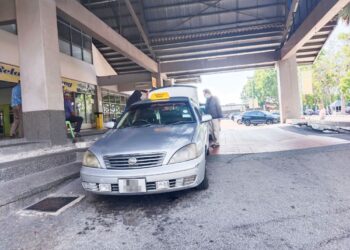 SEORANG pelanggan menggunakan perkhidmatan teksi di Melaka Sentral, Peringgit, Melaka semalam.