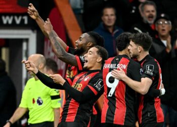 PENYERANG Bournemouth,  Antoine Semenyo (kiri) meraikan jaringan  gol menentang Manchester City dalam saingan Liga Perdana Inggeris di Stadium Vitality, hari ini. - AFP