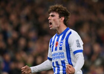 Pemian tengah Brighton, Matt O'Riley meraikan jaringan gol kedua menewaskan Manchester City dalam saingan Liga Perdana Inggeris pagi ini. - AFP