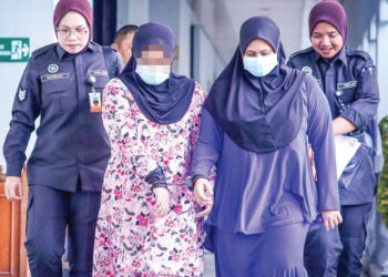 IBU mangsa (kiri) dan Adibah Mohd. Zaini ketika hadir di Mahkamah Sesyen Kuala Lumpur, semalam. - UTUSAN/SADDAM YUSOFF