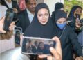 DIANA Danielle diserbu wartawan ketika hadir di Mahkamah Rendah Syariah Wilayah Persekutuan, 
Kuala Lumpur bagi memfailkan cerai terhadap suaminya, Farid Kamil, semalam.