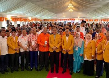 DZULKEFLY Ahmad (tengah) bergambar bersama kepemimpinan PH dan BN serta perwakilan pada Majlis Perasmian Konvensyen Amanah di Bandar Darul Aman, Kubang Pasu, Kedah semalam. – UTUSAN/JAMLIAH ABDULLAH