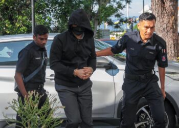 MOHD. Nazri Abdul Razak dibawa ke Mahkamah Tinggi Ipoh hari ini bagi menghadiri perbicaraan kes bunuh yang dihadapinya. - UTUSAN/MUHAMAD NAZREEN SYAH MUSTHAFA