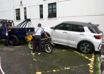 MOTOSIKAL dan kereta antara barang kes yang dibawa ke mahkamah pada  perbicaraan Deputi Superintenden Mohd. Nazri Abdul Razak yang dituduh membunuh pelajar lelaki tingkatan lima di Mahkamah Tinggi Ipoh hari ini. - UTUSAN/MUHAMAD NAZREEN SYAH MUSTHAFA