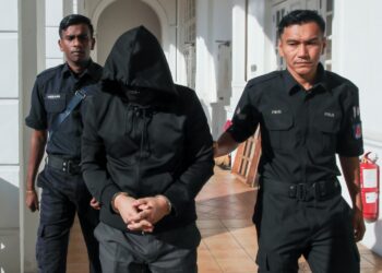 MOHD. Nazri Abdul Razak dibawa ke Mahkamah Tinggi Ipoh hari ini bagi perbicaraan kes bunuh yang dihadapinya. - UTUSAN/MUHAMAD NAZREEN SYAH MUSTHAFA