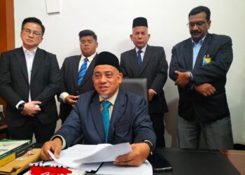 MUHAMMAD Fauzi Yusoff (tengah) ketika sidang akhbar di bangunan DUN Pulau Pinang di George Town, Pulau Pinang, hari ini.