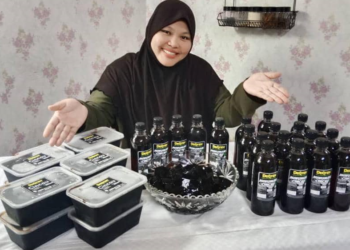 ZULFAIDAH Ahmad menunjukkan produk cincau dan minuman cincau yang mendapat sambutan tinggi selepas disahkan halal oleh Jakim.