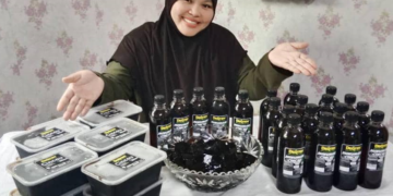 ZULFAIDAH Ahmad menunjukkan produk cincau dan minuman cincau yang mendapat sambutan tinggi selepas disahkan halal oleh Jakim.