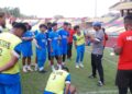 DEVAN memberi taklimat kepada pemain Melaka FC sebelum menjalani latihan di Stadium Hang Jebat, Krubong, Melaka, semalam. - UTUSAN/AMRAN MULUP