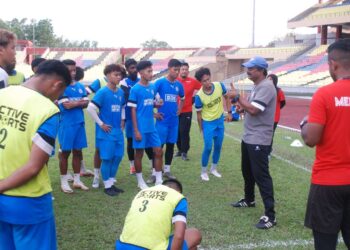 DEVAN memberi taklimat kepada pemain Melaka FC sebelum menjalani latihan di Stadium Hang Jebat, Krubong, Melaka, semalam. - UTUSAN/AMRAN MULUP