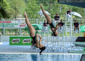 Nur Dhabitah Sabri  berganding dengan Ong Ker Ying dalam acara 3 meter papan anjal seirama Kejohanan Terjun Terbuka Malaysia 2024 di Pusat Akuatik Nasional, Bukit Jalil, kelmarin. - UTUSAN/FARIZRUSADIO