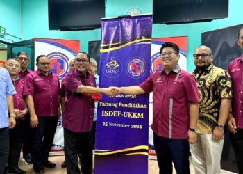 EWON Benedick (tiga dari kanan) bersama Datuk Dr Rosli Mat Hassan (empat dari kanan) dan Mohd. Najib Mohd. Noor (dua dari kanan) pada Majlis Pelancaran Tabung Pendidikan ISDEF-UKKM bagi membantu pelajar B40 melanjutkan pengajian di Ipoh hari ini. - UTUSAN