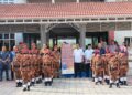 MOHD. PISAR Aziz (berdiri belakang, enam dari kiri) bergambar bersama pasukan bomba junior SK Tun Syed Ahmad Shahabudin di Ayer Keroh, Melaka. – UTUSAN/MUHAMMAD SHAHIZAM TAZALI