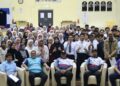 AZAAM Yacob (duduk, tengah) bergambar bersama ahli panel penemu duga dan pelajar tingkatan lima yang terlibat dalam program SPKG di MRSM Alor Gajah, Melaka. – UTUSAN/MUHAMMAD SHAHIZAM TAZALI