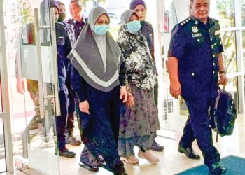 ASMAT @ Asmanira Muhamad Ramly dan seorang wanita juga pengikut GISBH tiba di pekarangan Mahkamah Klang bagi menghadapi pertuduhan masing-masing di Mahkamah Sesyen dan Mahkamah Majistret, di Klang, Selangor, semalam..