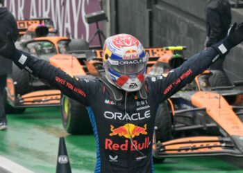 Max Verstappen meraikan kemenangan menjuarai perlumbaan Grand Prix Brazil di Sao Paulo, pagi ini. - AFP