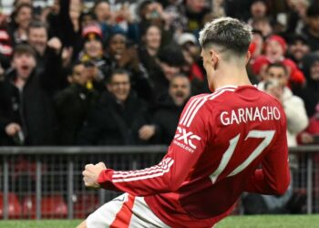 Alejandro Garnacho menggayakan aksinya selepas menjaringkan gol pertama Manchester United menentang Bodo dalam saingan Liga Europa di Old Trafford pagi ini. United menang 3-2. - AFP