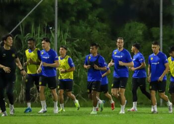 SKUAD Harimau Malaya menjalani latihan di padang Wisma FAM Kelana Jaya, malam tadi sebagai persiapan menghadapi perlawanan persahabatan menentang Laos di Bangkok pada Khamis ini. - IHSAN FAM