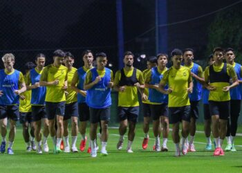 Skuad Harimau Malaya menjalani latihan di Bangkok, Thailand, semalam menjelang perlawanan menentang Laos dalam aksi persahabatan hari ini. - IHSAN FAM