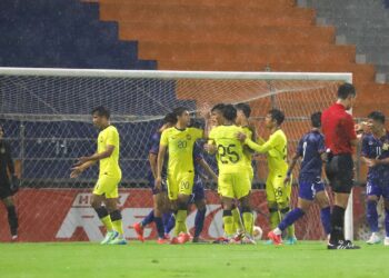 PEMAIN-pemain skuad Harimau Malaya meraikan jaringan gol menentang Laos dalam aksi persahabatan di Bangkok, Thailand, semalam. Malaysia menang 3-1. - IHSAN FAM