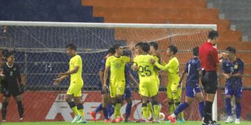 PEMAIN-pemain skuad Harimau Malaya meraikan jaringan gol menentang Laos dalam aksi persahabatan di Bangkok, Thailand, semalam. Malaysia menang 3-1. - IHSAN FAM