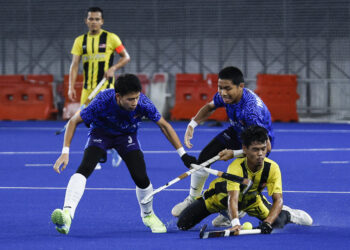 AKSI Pemain Malaysia Tigers (biru)  ketika menentang Malaysia Speedy pada perlawanan separuh akhir Piala Mirnawan 2024, di Stadium Hoki Nasional Bukit Jalil, kelmarin.-UTUSAN/ SHIDDIEQIIN ZON