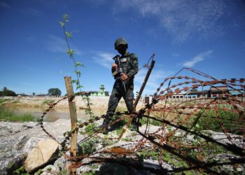 ANGGOTA PGA tetap melakukan penugasan di sempadan Malaysia-Thailand di negeri ini meskipun pos mereka di Rantau Panjang dan Tumpat, Kelantan ditenggelami banjir-GAMBAR FAIL.