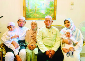 Muhammad Hazim bersama ibu bapa, isteri dan dua anaknya.