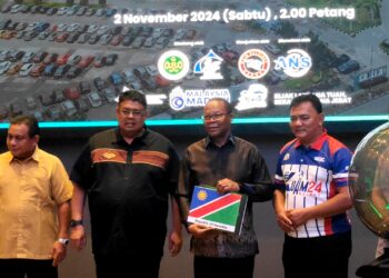 AB. RAUF Yusoh (tiga dari kiri) menyampaikan kit pelawaan menyertai MIHF 2024 kepada wakil Namibia ketika Majlis Perasmian Pra Pelancaran MIHF 2024 di Banda Hilir, Melaka. - UTUSAN/HADI AB. MANAP