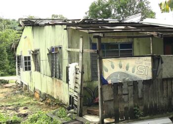 SEBAHAGIAN bumbung tercabut dan siling rumah runtuh dalam kejadian ribut di Felda Panching Utara di Kuantan, Pahang. - FOTO/DIANA SURYA ABD WAHAB