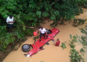 ANGGOTA polis membantu menyelamat mangsa kemalangan yang hampir lemas apabila kenderaan  pacuan roda dinaiki terbabas ke dalam parit di kilometer 4 Jalan Lipis-Merapoh dekat Kampung Tempoyang di Lipis, Pahang.