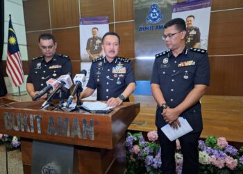 PENGARAH Jabatan Siasatan dan Penguatkuasaan Trafik (JSPT) Bukit Aman, Datuk Seri Mohd. Yusri Hassan Basri (tengah) selepas Perhimpunan Bulanan JSPT Bukit Aman hari ini.