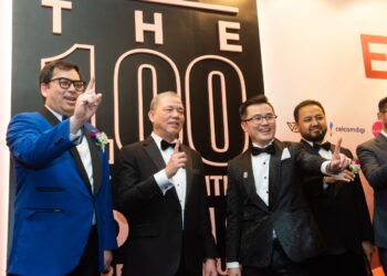 FADILLAH (tengah) bersama Pengerusi Penganjur Datuk KK Chua dalam majlis The 100 Most Influential Young Entrepreneur 2024 (100MYE) baru-baru ini.