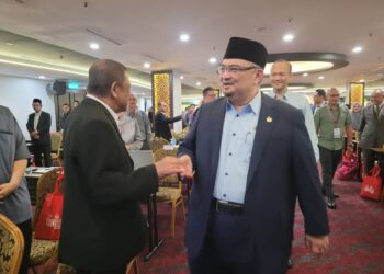 MOHAMED Fadzli Hassan (kanan) bersalaman dengan para peserta ketika tiba di Majlis Perasmian Kelantan International Congress On Rafflesia di Kota Bharu, Kelantan hari ini. - UTUSAN/MUSTAQIM MOHAMED