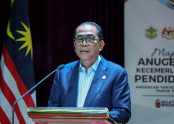 MOHAMED Khaled Nordin berucap pada Majlis Anugerah Kecemerlangan Pendidikan Angkatan Tentera Malaysia (ATM) Tahun 2024 di Auditorium Kementerian Pertahanan (Mindef) di sini, hari ini. - UTUSAN/FARIZ RUSADIO