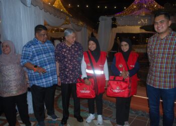 AHMAD ZAHID Hamidi memperkatakan sesuatu kepada anggota Parakom sambil diperhatikan Ab. Rauf Yusoh pada Majlis Makan Malam MEXCLUB di Banda Hilir, Melaka. - UTUSAN/AMRAN MULUP