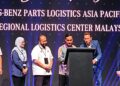 ONN HAFIZ Ghazi (empat dari kiri) dan Klaus Ziemsky menandatangani plak Pusat Logistik Serantau Mercedes-Benz Parts Logistics Asia Pacific Sdn. Bhd., di Senai, Kulai.