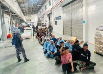 SERBUAN dilakukan Jabatan Imigresen di sebuah gudang menyimpan, memproses dan mengedar barangan makanan terletak di Pulau Gadong, Melaka.