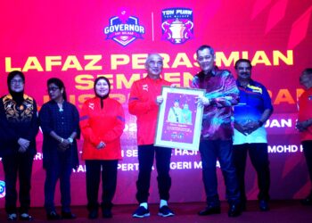 MOHD. ALI Mohd. Rustam menyampaikan cenderamata kepada Hamidin Mohd. Amin pada Majlis Pelancaran Kejohanan Liga Bola Sepak Piala Gabenor Edisi Ketiga 2024 dan Kejohanan Liga Bola Jaring Piala Toh Puan Edisi Kedua 2024 di Taman Seribu Bunga, Ayer Keroh, Melaka. - UTUSAN/AMRAN MULUP