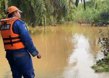 ANGGOTA APM memantau keadaan banjir membabitkan dua kampung di Raub, Pahang.