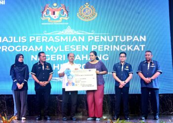 IR. RAZALI Kassim (tiga dari kiri) menyampaikan replika lesen memandu kepada pemohon yang lulus ujian memandu pada Majlis Perasmian Penutupan Program MyLesen 2024 di Hotel Grand Darul Makmur di Kuantan, Pahang. - FOTO/SHAIKH AHMAD RAZIF